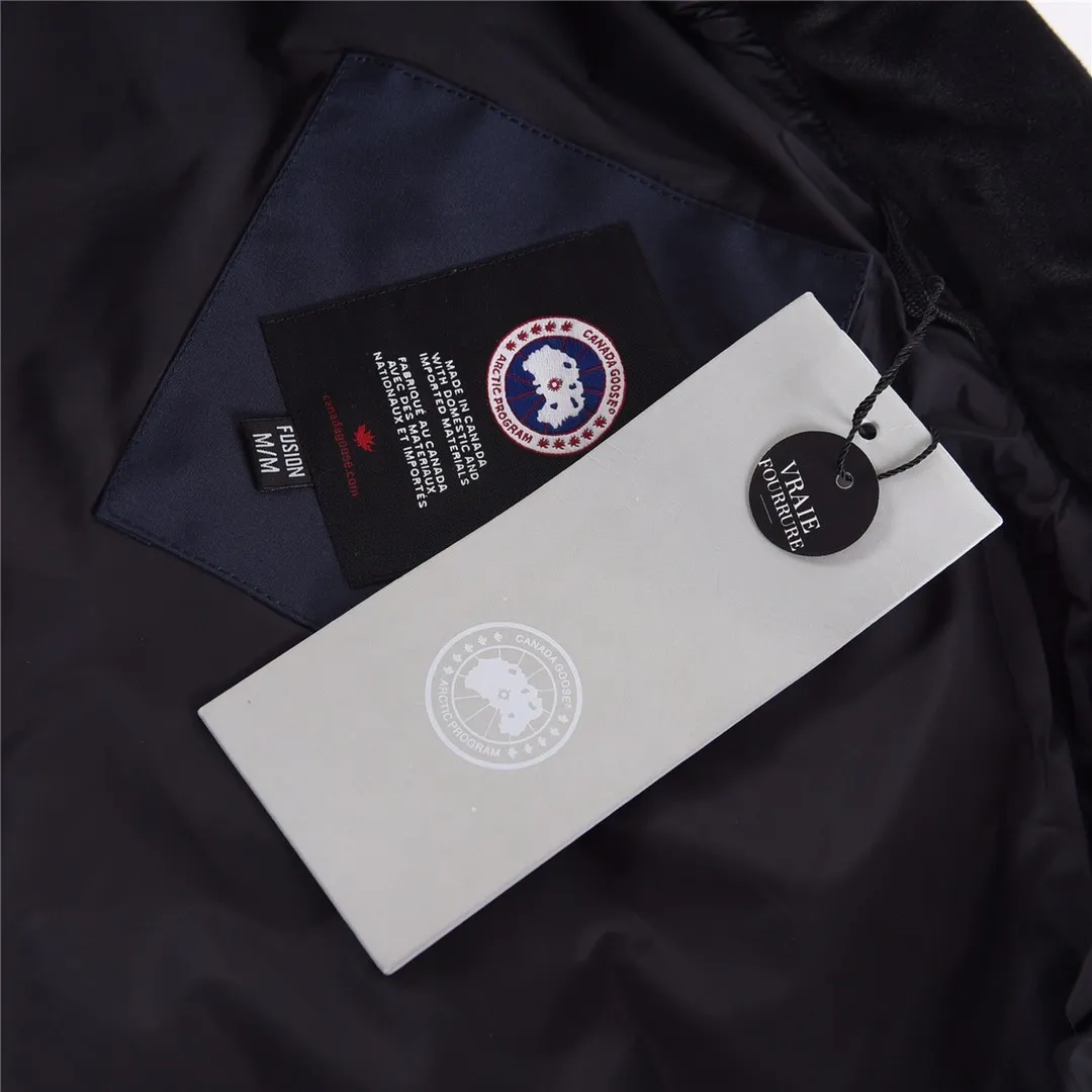 P320 Canada Goose Canada Goose #Freestyle Crew 4154M men's and women's vest down# ➖ Genuine synchronous anti-counterfeiting chip sensor! ➖ Imported Behringer embroidery machine to customize 10,000-needle embroidery logo! ➖ Imported 21-count polyester-cotton blended original fabric, using Feather-Light 10D waterproof coating fabric, made of 84.5% polyester fiber and 15.5% cotton, 100% the best feel in the entire network! ➖ The genuine official website uses the national standard 80 white duck down, and will never be misled by false claims such as 90 down or goose down! ➖ 100% nylon nylon lining with double double-layer sealing design to prevent velvet from running away. Top-grade polar fleece is used in the collar and pockets to keep warm and comfortable! ➖ Yoshida YKK provides original custom-made electroplated sliders. YKK two-way lockable zippers are tight and smooth and will not peel off paint! ➖ 3M composite original Velcro is durable, and all accessories and hardware are disassembled and customized!  SIZE: XS S M L XL XXL [Attached: Size chart]